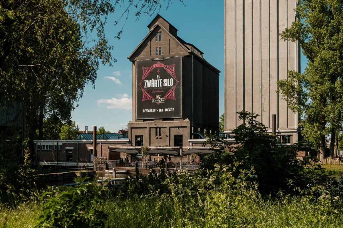 zwarte silo